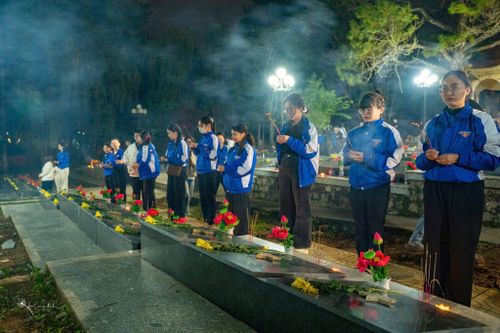 Đồng chí Hồ Thị Minh Hạnh, Phó Chủ tịch Ủy ban MTTQ Việt Nam phường, Bí thư Đoàn phường Cam Ly - Đà Lạt (bìa phải) cùng đoàn viên, thanh niên viếng Nghĩa trang Liệt sĩ Lâm Đồng dịp 27/7