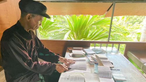 Ông Âu Văn Cương, Chủ nhiệm CLB giữ gìn bản sắc văn hóa dân tộc Cao Lan, phường Bình Thuận vẫn tỉ mỉ ghi chép những bài hát Sình ca để trao truyền cho thế hệ trẻ.