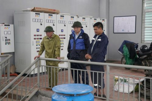 Lãnh đạo xã Trần Phú kiểm tra, chỉ đạo đơn vị quản lý, vận hành trạm bơm tiêu úng bảo vệ sản xuất nông nghiệp, giảm ngập lụt khu dân cư. Ảnh: Hồng Đào