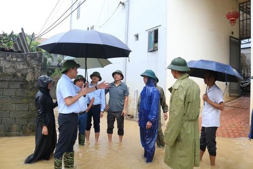 Lãnh đạo xã Quảng Bị kiểm tra, chỉ đạo triển khai phương án sơ tán dân, bảo vệ an toàn dân cư vùng ven sông Bùi. Ảnh: Phương Liên
