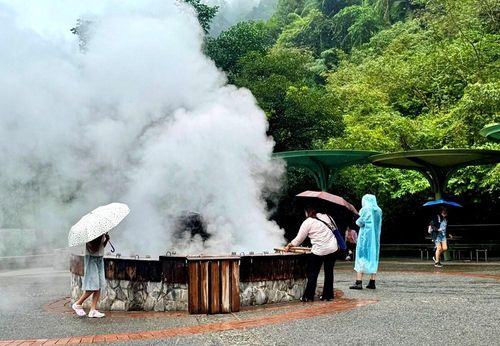 Du khách tham gia các hoạt động trải nghiệm tại suối nước nóng Jiuzhize