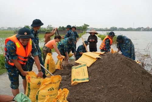 Chiến sĩ Tiểu đoàn 31, Lữ đoàn 28, Quân chủng Phòng không - Không quân ứng trực, bảo vệ tuyến đê sông Bùi tại xã Trần Phú. Ảnh: Hùng Mạnh - TTXVN