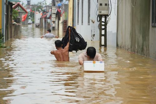 Nước sông Bùi dâng cao khiến nhiều hộ dân bị cô lập, đi lại khó khăn. Ảnh: Hùng Mạnh - TTXVN