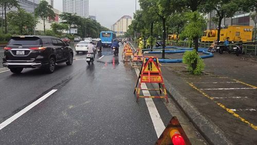 Xí nghiệp Thi công cơ giới tổ chức ứng trực trên đường Võ Chí Công. (Ảnh: Đơn vị cung cấp)