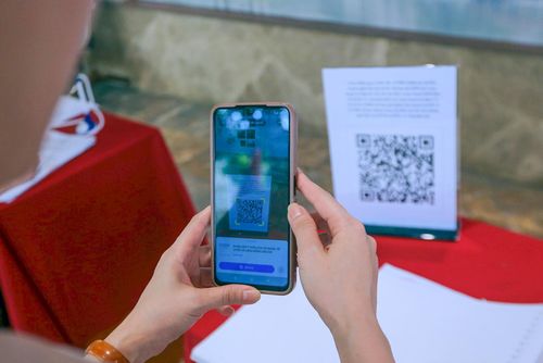 Người dân quét mã QR để đóng góp ý kiến. Ảnh minh họa: hanoimoi.vn