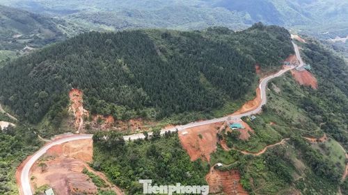 Một đoàn trên quốc lộ 28B nhìn từ trên cao.