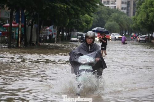 Nhiều tuyến phố tại Hà Nội ngập sâu trong hôm nay do mưa lớn kéo dài.