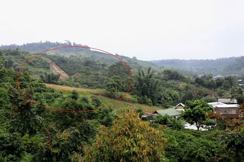 Vết nứt kéo dài hàng trăm mét dọc sườn đồi và khu dân cư.