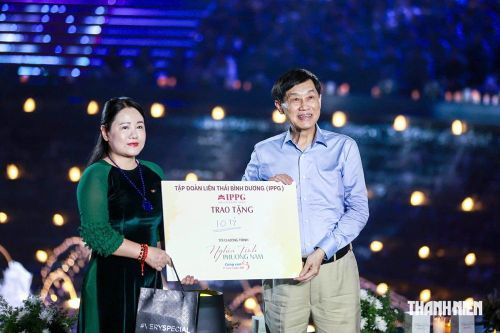 Tại chương trình ông Johnathan Hạnh Nguyễn cùng gia đình ủng hộ 10 tỉ đồng. Ảnh: BTN