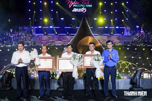 Tập thể cùng nhiều cá nhân Báo Thanh Niên đón nhận huân chương và bằng khen cao quý. Ảnh: BTN