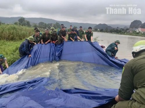 Các lực lượng tập trung khắc phục sự cố vỡ bờ đất kênh T2 xã Tống Sơn.