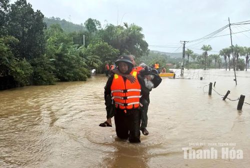 Cán bộ chiến sĩ Đồn Biên phòng Hải Hòa hỗ trợ người dân sơ tán đến nơi an toàn.