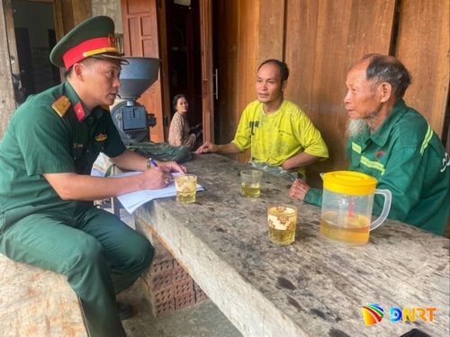 Già làng, đảng viên gạo cội Trần Ngọc Liên (phải) cung cấp thông tin về nơi chôn cất liệt sĩ cho Thiếu tá Phan Như Duyên, Chính trị viên phó Ban Chỉ huy Quân sự xã Trà Giáp. Ảnh: VĂN BÌNH