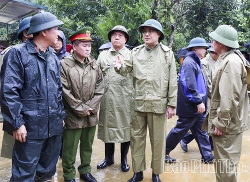 Các đồng chí: Bí thư Tỉnh ủy Phạm Đại Dương; Chủ tịch UBND tỉnh Trần Duy Đông chỉ đạo công tác khắc phục hậu quả thiên tai do mưa lũ gây ra tại xã Đà Bắc.