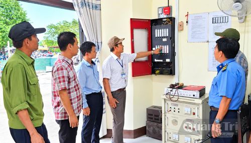 Lãnh đạo Ban Quản lý chợ kiểm tra thiết bị phòng cháy, chữa cháy tại chợ Đông Hà - Ảnh: N.V