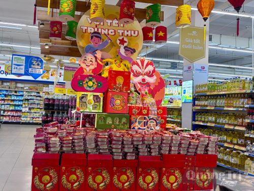 Tại siêu thị Co.opmart Quảng Bình, kệ hàng bánh trung thu được trang trí, trưng bày ấn tượng - Ảnh: L.M
