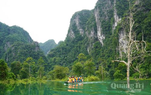 Thung lũng Hung Trâu được bao bọc bởi những dãy núi đá vôi - Ảnh: X.P