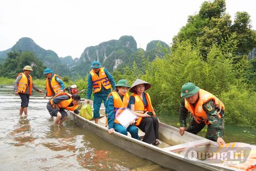 Lực lượng quân sự địa phương bố trí thuyền máy để hỗ trợ người dân địa phương đi lại an toàn - Ảnh: X.P