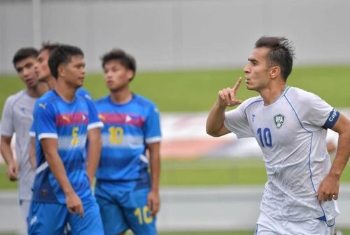 Nỗi thất vọng của U23 Philippines (áo xanh) khi toàn đội vỡ trận trước U23 Uzbekistan. Ảnh: Báo Lào Cai 
