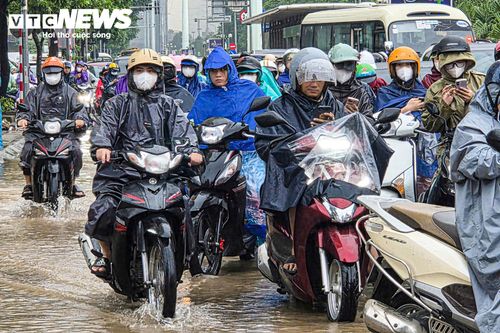 Một số học sinh, sinh viên đến lớp muộn; nhiều người đi làm quần áo ướt sũng sau khi vượt qua các điểm ngập.