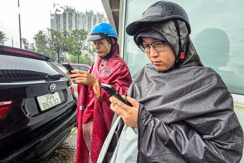 Tình cảnh tương tự xảy ra với anh Long, 29 tuổi, ở khu vực Cầu Tó, làm việc tại Cầu Giấy. Không thể vượt qua đoạn đường ngập, anh phải nhắn tin xin cấp trên cho đi làm muộn và cũng chưa biết khi nào có thể tiếp tục hành trình đến cơ quan.