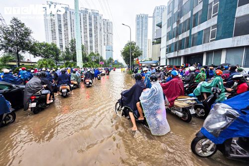 Sáng 17/9, nhiều tuyến đường ở Hà Nội vẫn ngập sau trận mưa lớn kéo dài từ đêm 16/9. 