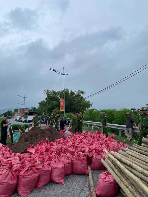 Cán bộ, chiến sĩ cùng các lực lượng chức năng khẩn trương vận chuyển đất, đá, bao tải và vật liệu đến các điểm xung yếu, xử lý những đoạn sạt lở, hạn chế nước tiếp tục khoét sâu vào thân đê.
