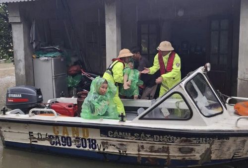 Theo thống kê của Ban Chỉ huy phòng thủ dân sự tỉnh Ninh Bình, đến 10h ngày 17/9, toàn tỉnh có 3.042 hộ ngoài đê bị ngập nước, lực lượng chức năng đã tổ chức di dời 94 hộ dân với 346 nhân khẩu đến nơi an toàn.
