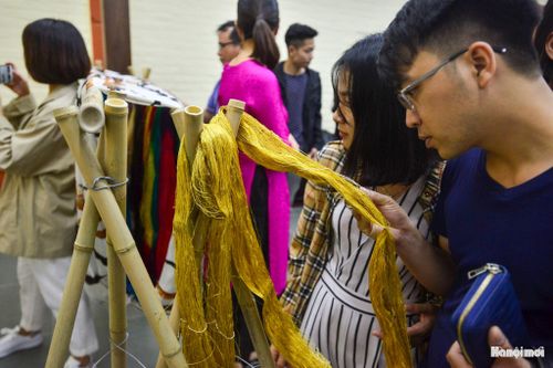 Đối với người dân Vạn Phúc, mỗi dải lụa là kết quả của quá trình trồng dâu nuôi tằm kéo kén, ươm tơ cho đến lúc dệt. Họ xem đó là kết tinh của đất trời, thấm đượm công sức, tài hoa của những nghệ nhân.