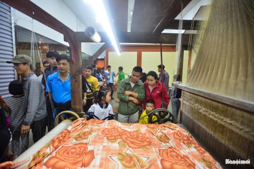 Nằm yên bình bên dòng sông Nhuệ, cách trung tâm Hà Nội khoảng 10km về phía Tây Nam, làng lụa Vạn Phúc hiện có hơn 4.000 hộ dân với khoảng 14.620 nhân khẩu. Toàn bộ khu vực làng nghề được quy hoạch bảo tồn và phát triển trên diện tích 54,68ha. Định hướng này nằm trong chiến lược phát triển công nghiệp văn hóa của Thủ đô, biến làng nghề từ một nơi sản xuất đơn thuần thành không gian làng nghề kết hợp du lịch trải nghiệm đặc trưng.
