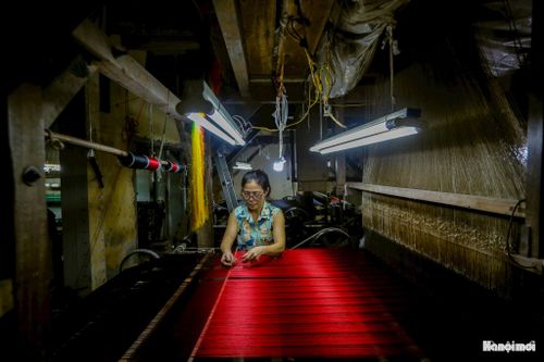 Ngoài ra, nhiều xưởng dệt lụa, cơ sở thiết kế áo dài và các nghệ nhân địa phương cũng mở cửa đón khách tham quan, giúp du khách trực tiếp tìm hiểu quy trình sản xuất cũng như câu chuyện phía sau mỗi tấm lụa.