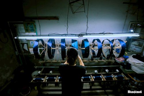Để tạo ra một tấm lụa tơ tằm truyền thống, các nghệ nhân phải trải qua rất nhiều công đoạn cũng như thời gian và công sức. Các công đoạn nghe có vẻ đơn giản, nhưng để thành thạo và tạo ra sản phẩm chất lượng, người thợ phải dành nhiều tâm huyết cho từng khâu, từ kéo kén, guồng tơ, mắc cửi, nối cửi, dệt tơ đến nhuộm tơ.