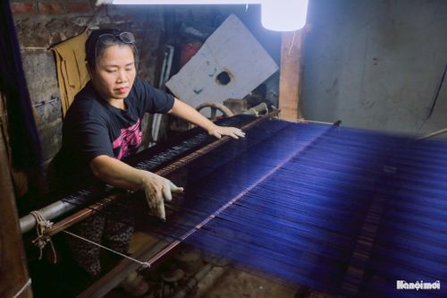 Chất liệu chính vẫn là tơ tằm nhưng để phong phú hơn, người thợ đã kết hợp với nhiều chất liệu vải khác để cho ra các dòng sản phẩm mới như khăn quàng, túi, chăn… với đa dạng mẫu mã, có sức cạnh tranh và đáp ứng nhu cầu thị trường.