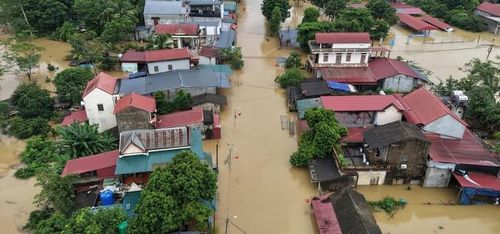 Nước sông Bưởi dâng cao khiến hàng trăm hộ dân ở xã Thành Vinh và xã Kim Tân ngập sâu trong nước. Ảnh: CTV.