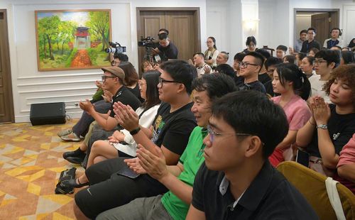 Không gian mở ra những cuộc trao đổi trực tiếp giữa nghệ sĩ và công chúng. 