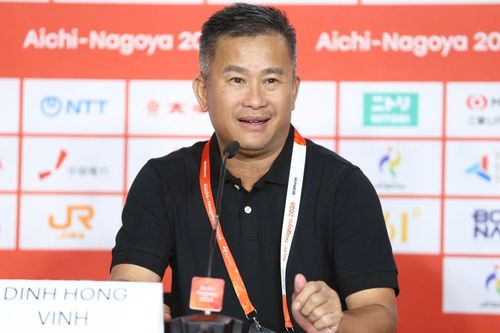 HLV Đinh Hồng Vinh cùng ban huấn luyện đã phân tích kỹ những hạn chế của U23 Việt Nam để cải thiện trước khi bước vào trận đấu với Philippines. Ảnh: Hồ Hải Hoàng.