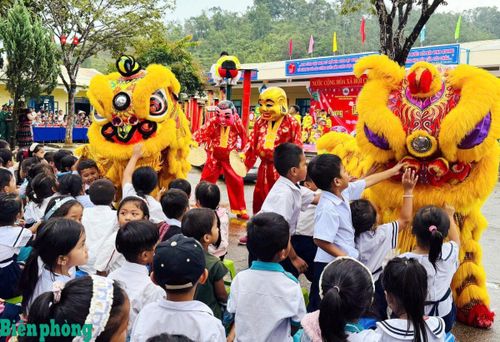 Học sinh Trường Tiểu học Lăng thưởng thức tiết mục múa lân. Ảnh: Trúc Hà