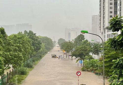 Đường gom Đại lộ Thăng Long ngập sâu, nhiều phương tiện chết máy.