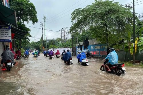 Phương tiện di chuyển khó khăn qua vị trí ngập úng.