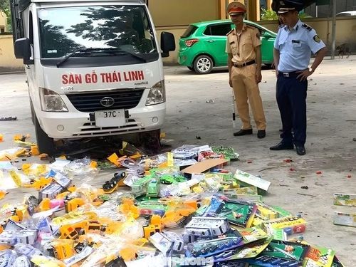 Tiêu hủy đồ chơi trẻ em không rõ nguồn gốc.