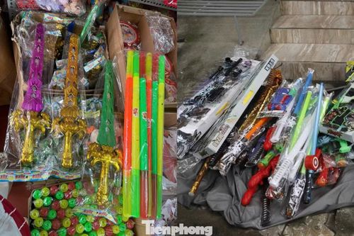 Dao, kiếm bằng kim loại và nhựa được bày bán nhiều.