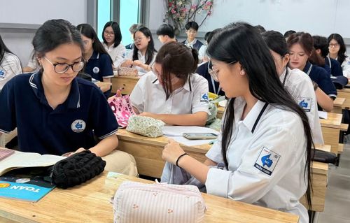 Bộ GD&ĐT dự kiến bỏ điểm cộng chứng chỉ ngoại ngữ khiến học sinh lo lắng. (Ảnh: Hà Linh)