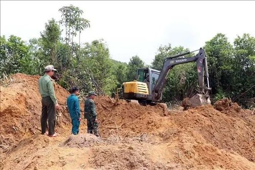 Ngoài máy móc, lực lượng vũ trang tỉnh Quảng Ngãi kết hợp phương pháp thủ công để tìm kiếm hài cốt liệt sĩ trên đồi Sim, xã Đặng Thùy Trâm.