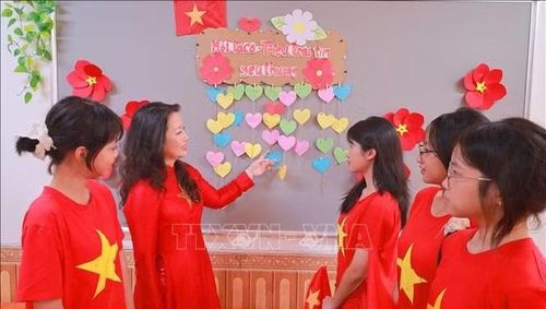 Bà Trịnh Thu Hương, Bí thư Chi bộ, Hiệu trưởng Trường THCS Đà Nẵng, chia sẻ về ý nghĩa của chương trình với học sinh nhà trường.