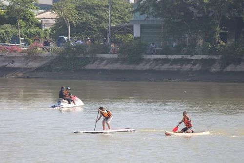 Bám đuổi ráo riết.