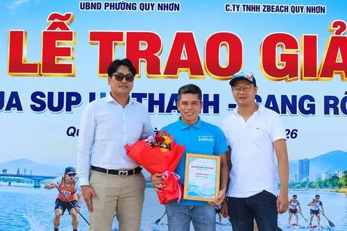 Ban tổ chức tri ân nhà tài trợ giải giải đua SUP “Hà Thanh - Rạng rỡ đôi bờ”.