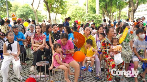Chương trình “Vầng trăng yêu thương” tại Bệnh viện Nhi đồng 2.