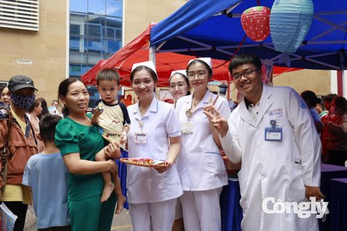 Các y bác sĩ chuẩn bị các hoạt động vui Trung thu cho bệnh nhi ở Bệnh viện Nhi đồng 1.