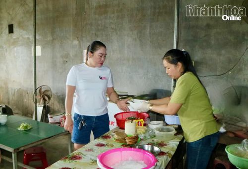 Thực khách gọi bún tại quầy bán.