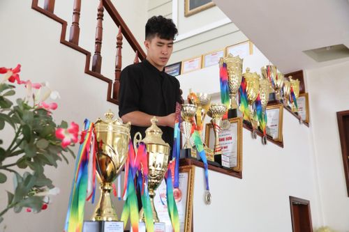 Anh Nguyễn Ngọc Hoàng Sơn và đoàn lân đạt được nhiều kết quả cao trong thi đấu biểu diễn lân, được khen thưởng vì có những đóng góp trong thực hiện các chương trình, hoạt động kỷ niệm, sự kiện du lịch của địa phương
